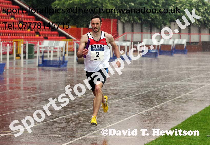 Gateshead complete the 4 x 400 metres relay in the worst conditions of the day. Photo: David T. Hewitson/Sports for All Pics